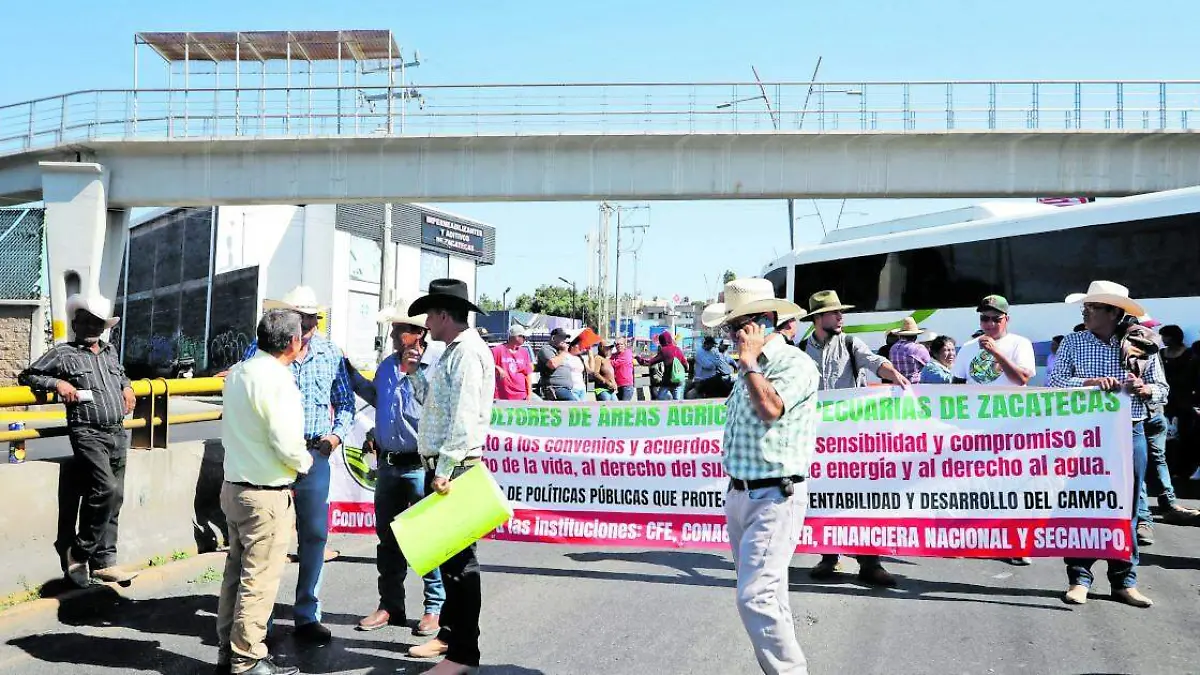 Bloqueo de bulevar por productores